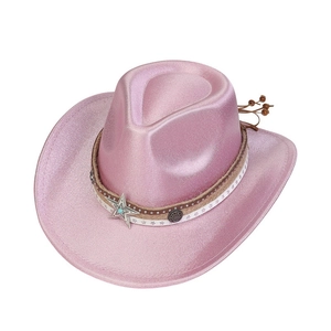 Chapeau de cow-boy rose pailleté avec rivets étoile et glands perlés sur fond blanc