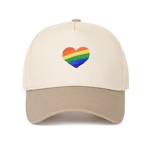Cappellino trucker a cinque pannelli con ricamo cuore arcobaleno e tesa a contrasto