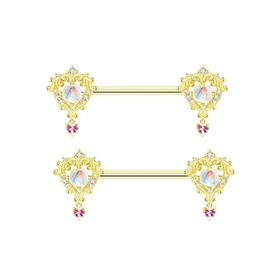 Dettaglio ravvicinato di piercing al capezzolo dorati con opale e pendenti a cuore rosa