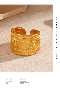 Gros plan détaillé d'une bague large plaquée or 18 carats avec texture radiale vintage