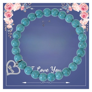 Détail du bracelet en perles turquoise avec breloque cœur sur carte cadeau fête des mères