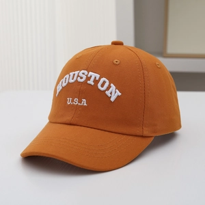 Détail de la casquette de baseball orange avec broderie blanche Houston USA en relief