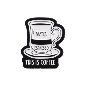Épingle émaillée créative en forme de tasse à café avec texte This Is Coffee