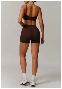 Vue arrière du short de yoga taille haute marron et brassière de sport en tissu mat
