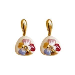 Vintage flower earrings with enamel petals and central rhinestone in gold finish