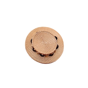 Broche chapeau de paille artisanale avec tissage fin et détail de ruban vintage sombre