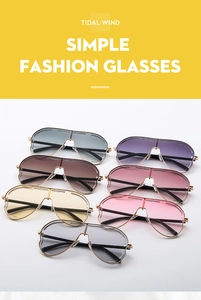 Détails de lunettes de soleil oversize avec monture métallique et verres dégradés colorés