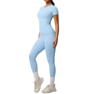 Set yoga due pezzi azzurro con top a maniche corte aderente e leggings a vita alta