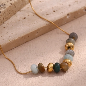 Collier chaîne serpent plaqué or 18 carats avec perles en pierre naturelle colorée