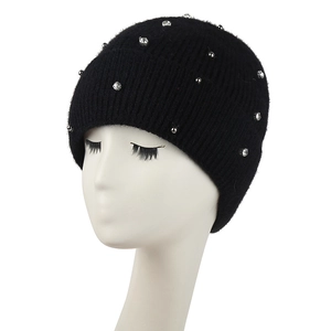 Détail du bonnet en maille côtelée noire avec strass argentés et perles métalliques