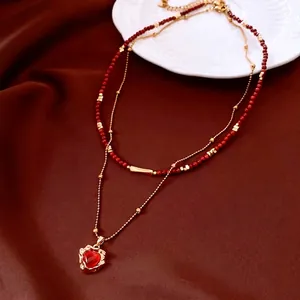 Vintage Zwelagige Halskette Rote Steinperlen 18K Vergoldeter Herzanhänger Eleganter Schmuck Für Damen