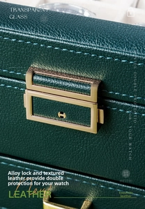 Makroaufnahme der dunkelgrünen Uhrenbox aus Leder mit goldenem Schloss und Glasdeckel