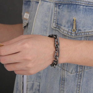 Primo piano del bracciale da uomo in acciaio inossidabile con ganci a chiodo rétro