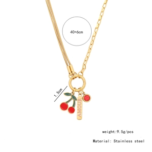 Détail du collier double en acier inoxydable avec cerise rouge et breloque AMOUR