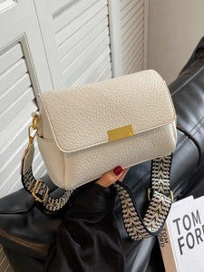 Sac bandoulière rétro crème en cuir avec large sangle à motifs et fermoir doré chic