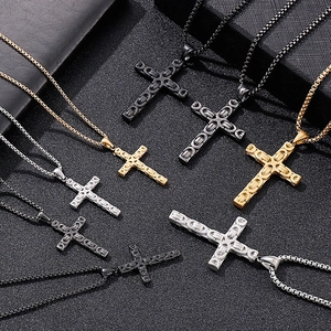 Colliers pendentifs croix en or, argent et noir avec chaînes tressées