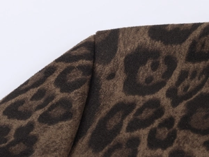 Vue détaillée du tissu en daim à imprimé léopard sur cette robe bouffante dos nu