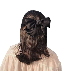 Barrette à grand nœud en satin noir élégante pour femmes avec texture vintage