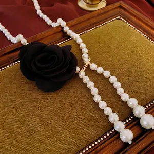 Collier de perles rétro français avec une grande rose noire en tissu et fermoir doré