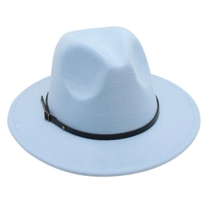 Detail eines hellblauen Fedora-Hutes mit schwarzem Lederband und Metallschnalle