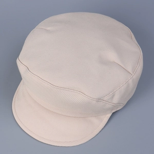 Vue de dessus d'une casquette militaire en coton sergé beige à dessus plat et visière