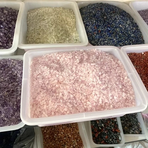 Assortiment de cristaux naturels comprenant quartz rose et améthyste en bacs de stockage