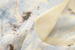 Détail du tissu à imprimé abstrait bleu et jaune avec texture de couture fine