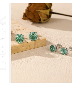 Boucles d'oreilles gemme verte taille rose sur plaque en pierre déco vintage