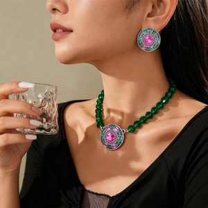 Parure bohème avec collier en perles de cristal et boucles d'oreilles rose et vert