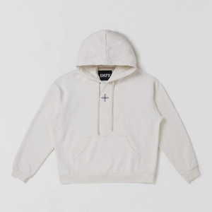 Détail du logo de la marque et du motif croix noire sur un sweat à capuche en coton crème