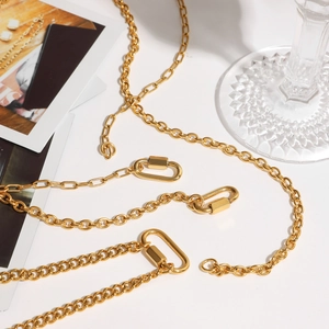 Collar de triple cadena de lujo en acero inoxidable oro 18K con cierre de mosquetón en D