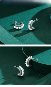 Vue détaillée des boucles d'oreilles C en argent S925 avec perles blanches et turquoise