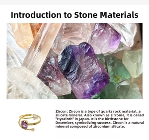 Detail eines vergoldeten Doppelband-Rings mit violettem Zirkon und weißen Akzenten