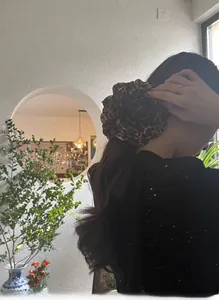 Detail eines übergroßen Chiffon-Haargummis mit Leopardenmuster für einen Pferdeschwanz