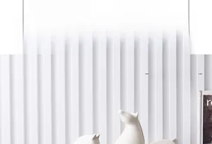 Vue détaillée d'une statue de cheval en céramique blanche mate sur une étagère moderne