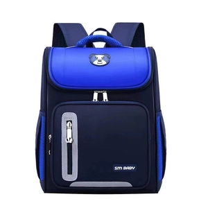 Ergonomischer dunkelblauer Schulrucksack für Grundschüler mit hellblauer Kontrastklappe