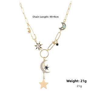 Détails d'un collier chaîne trombone doré avec pendentifs célestes et dimensions