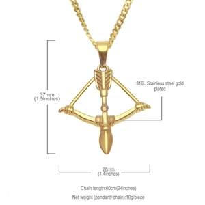 Vue détaillée du pendentif arc et flèche en acier inoxydable doré, dimensions 37x28mm