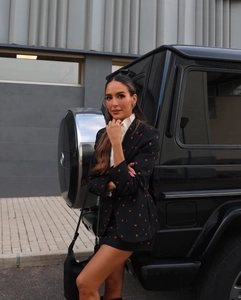 Gros plan sur la broderie fraise d'un ensemble blazer noir en style urbain chic