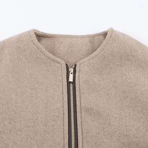 Veste beige pour femme texture laineuse avec fermeture éclair métallique détaillée