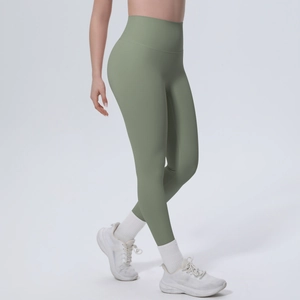 Seitenansicht der olivgrünen High-Waist-Yogahose mit nahtloser Passform und Hebeeffekt