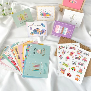 Détail du lot de cartes d'anniversaire avec cartes variées, enveloppes et autocollants
