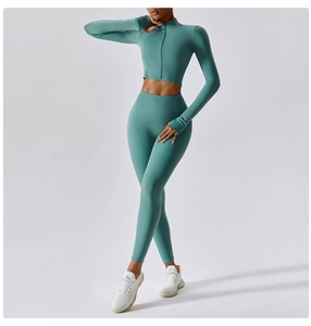Détail de la veste de yoga vert menthe avec trou de pouce et fermeture éclair sport