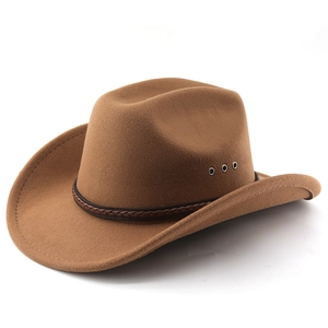 Détail d'un chapeau de cowboy en laine marron avec œillets et bandeau tressé
