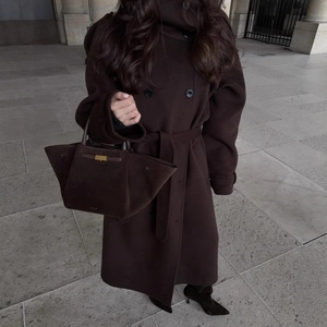 Cappotto lungo di lana marrone scuro con borsa scamosciata coordinata e stivaletti a spillo
