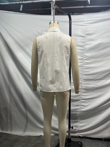 Vue détaillée du dos d'un chemisier blanc sans manches pour femme en coton et lin