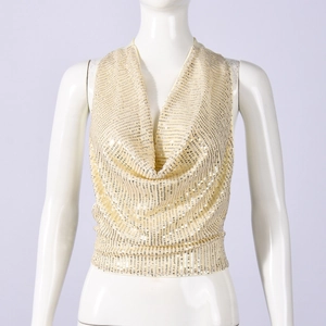 Détail du haut dos nu à paillettes champagne avec un décolleté en V plongeant