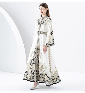 Détails de l'imprimé floral bohème et des manches évasées sur une robe longue blanche