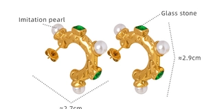 Détails de boucles d'oreilles rétro dorées avec perles, pierres vertes et mesures