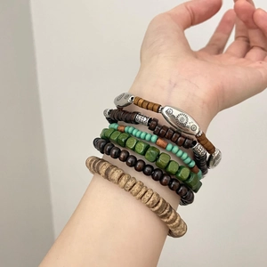 6-teiliges Boho-Armbandset mit Holzperlen und silbernen Anhängern im ethnischen Stil